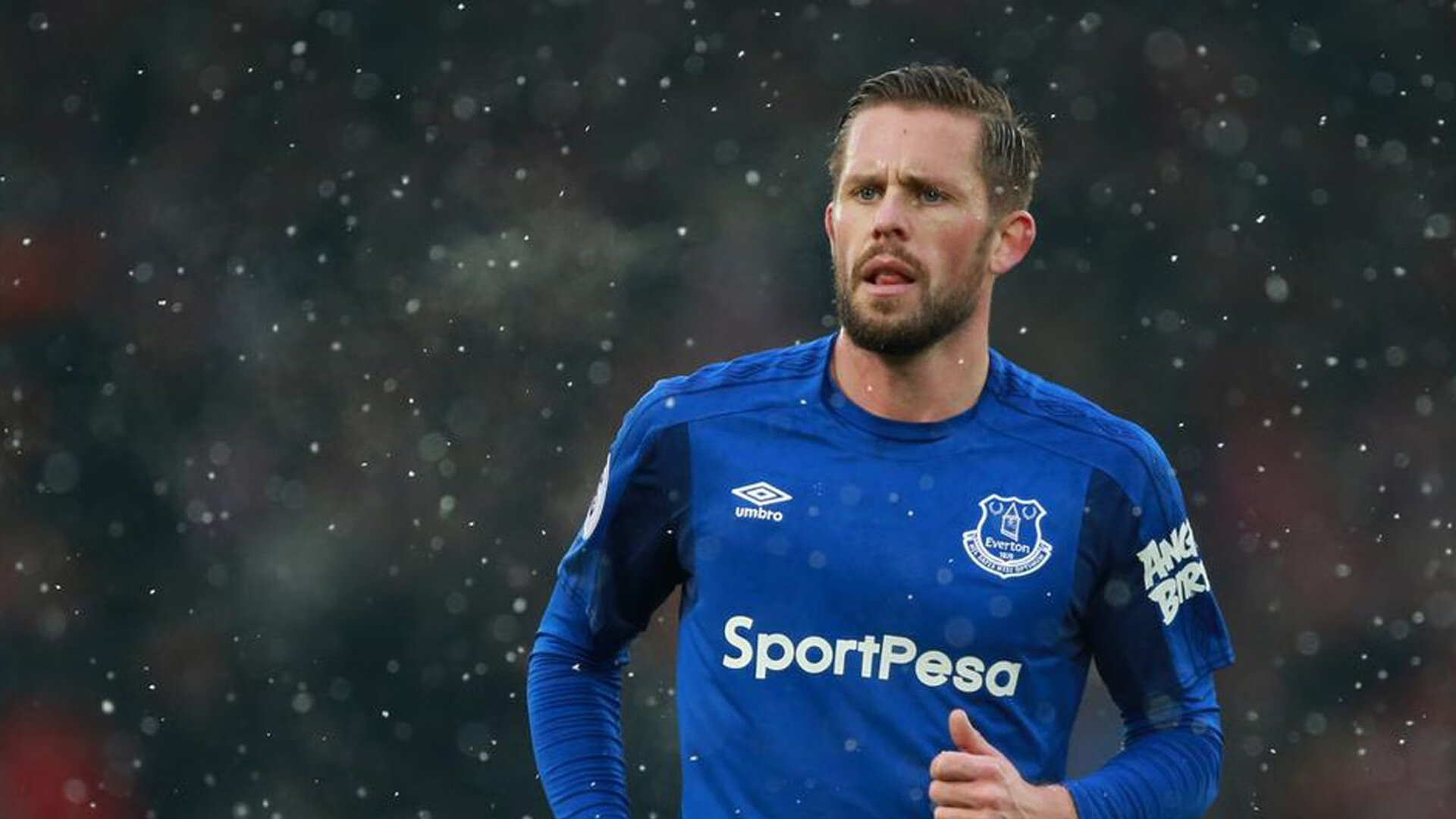 爱游戏在线登录入口-体育中心夜跑活动广受市民欢迎，体育场夜跑